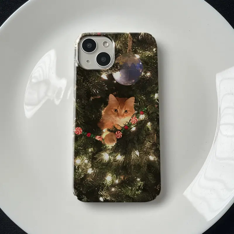 Funda para móvil con diseño de gato navideño en el árbol: diseño festivo y caprichoso