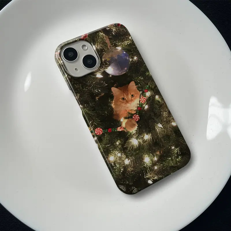 Funda para móvil con diseño de gato navideño en el árbol: diseño festivo y caprichoso
