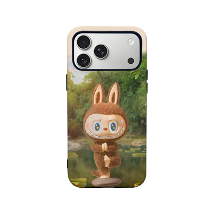 Bonita funda para teléfono con pose de yoga de Labubu