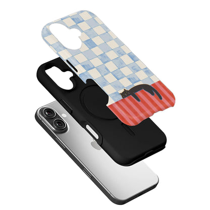 Funda para teléfono con gato colgante y tablero de ajedrez