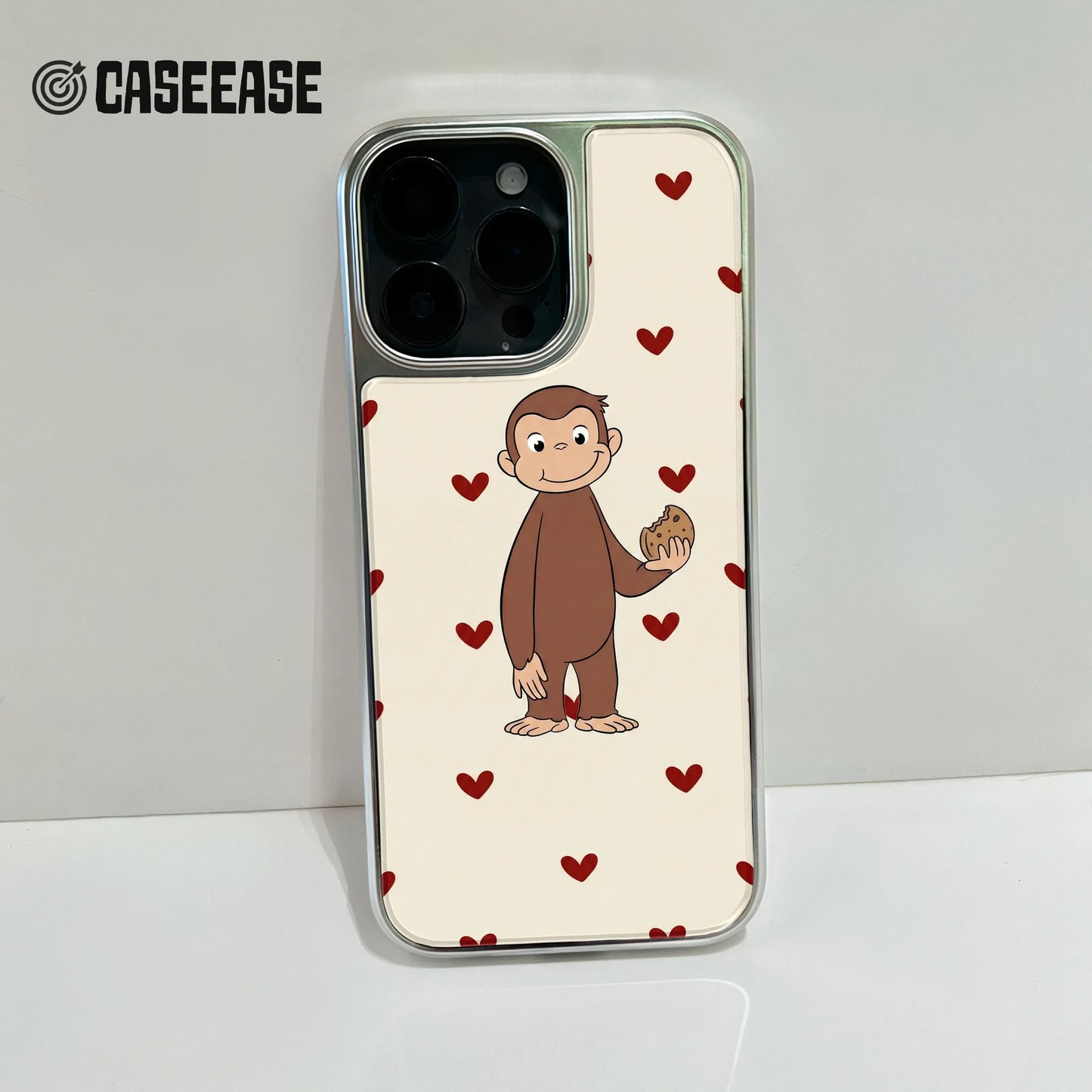 Funda holográfica cromada de George el Curioso con diseño de corazón
