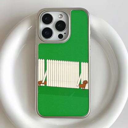 홀로그램 크롬 iPhone 15 Pro 폰 케이스 - Playful Pups &amp; Green Lawn