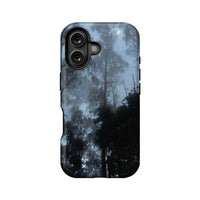 Funda para teléfono con bosque brumoso: silueta cautivadora de la naturaleza 