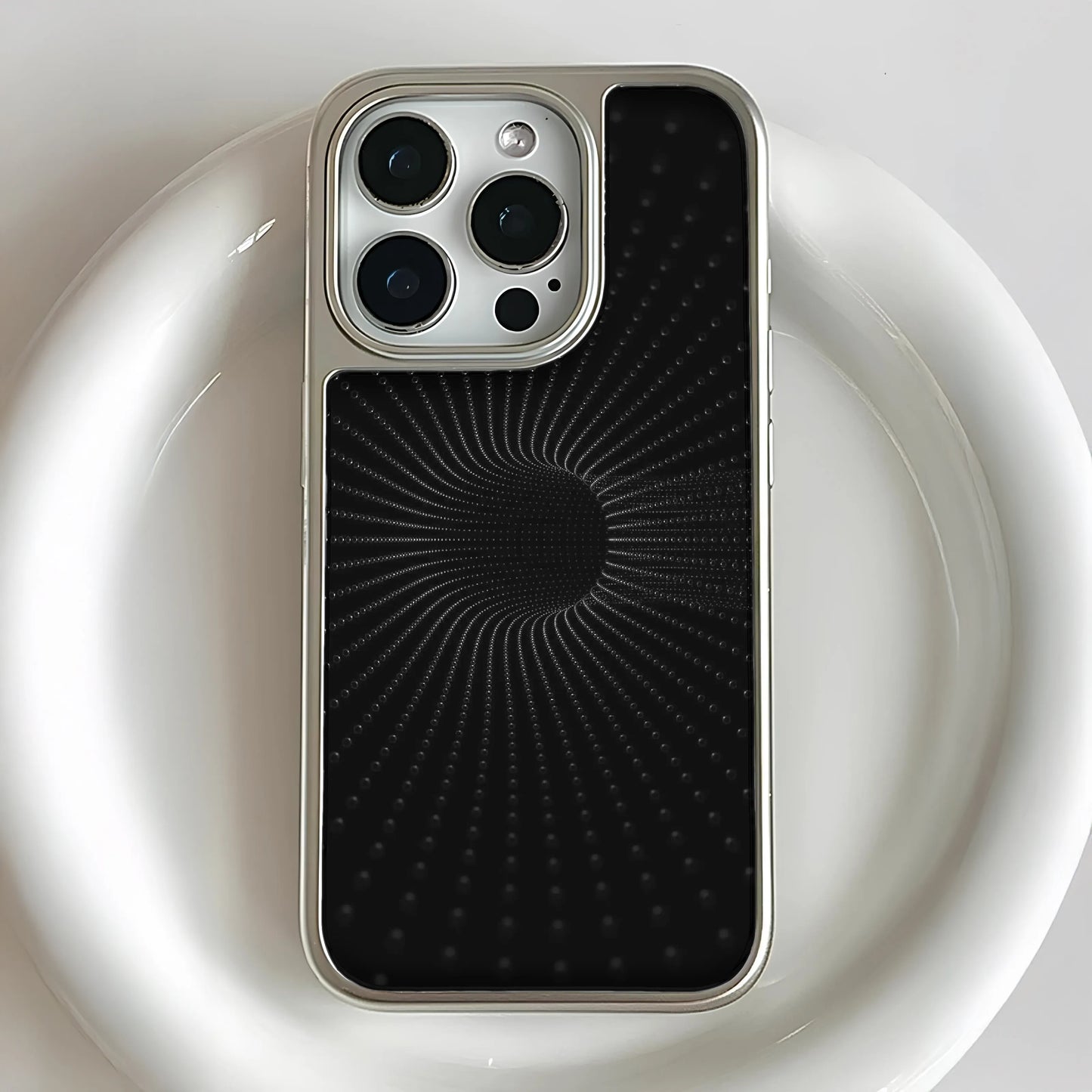iPhone 15 Pro용 홀로그램 크롬 폰 케이스 - 블랙 스파이럴 디자인