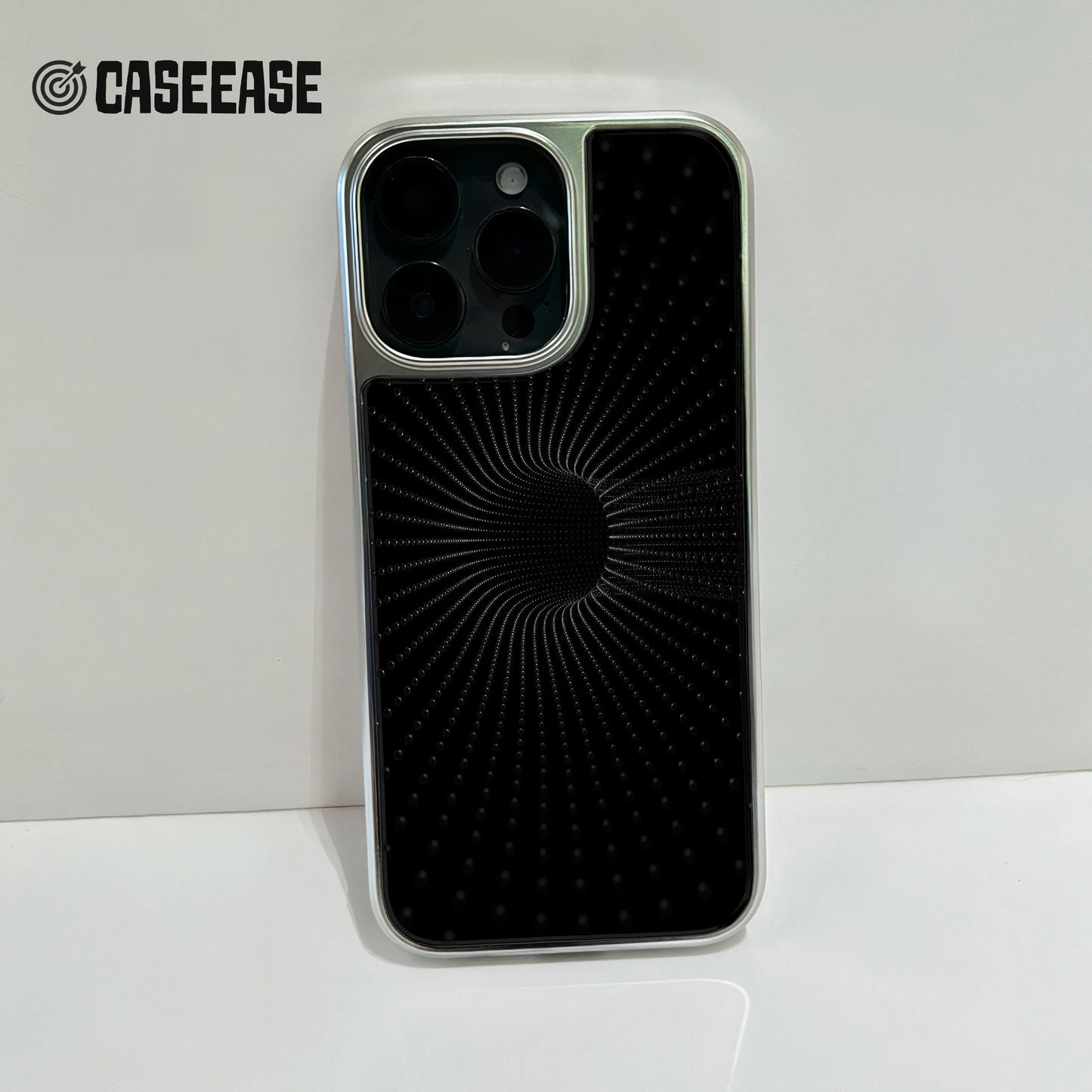 iPhone 15 Pro용 홀로그램 크롬 폰 케이스 - 블랙 스파이럴 디자인
