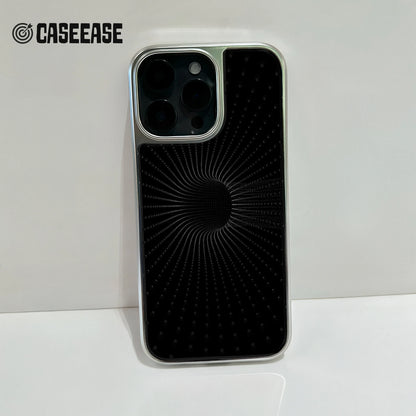 iPhone 15 Pro용 홀로그램 크롬 폰 케이스 - 블랙 스파이럴 디자인