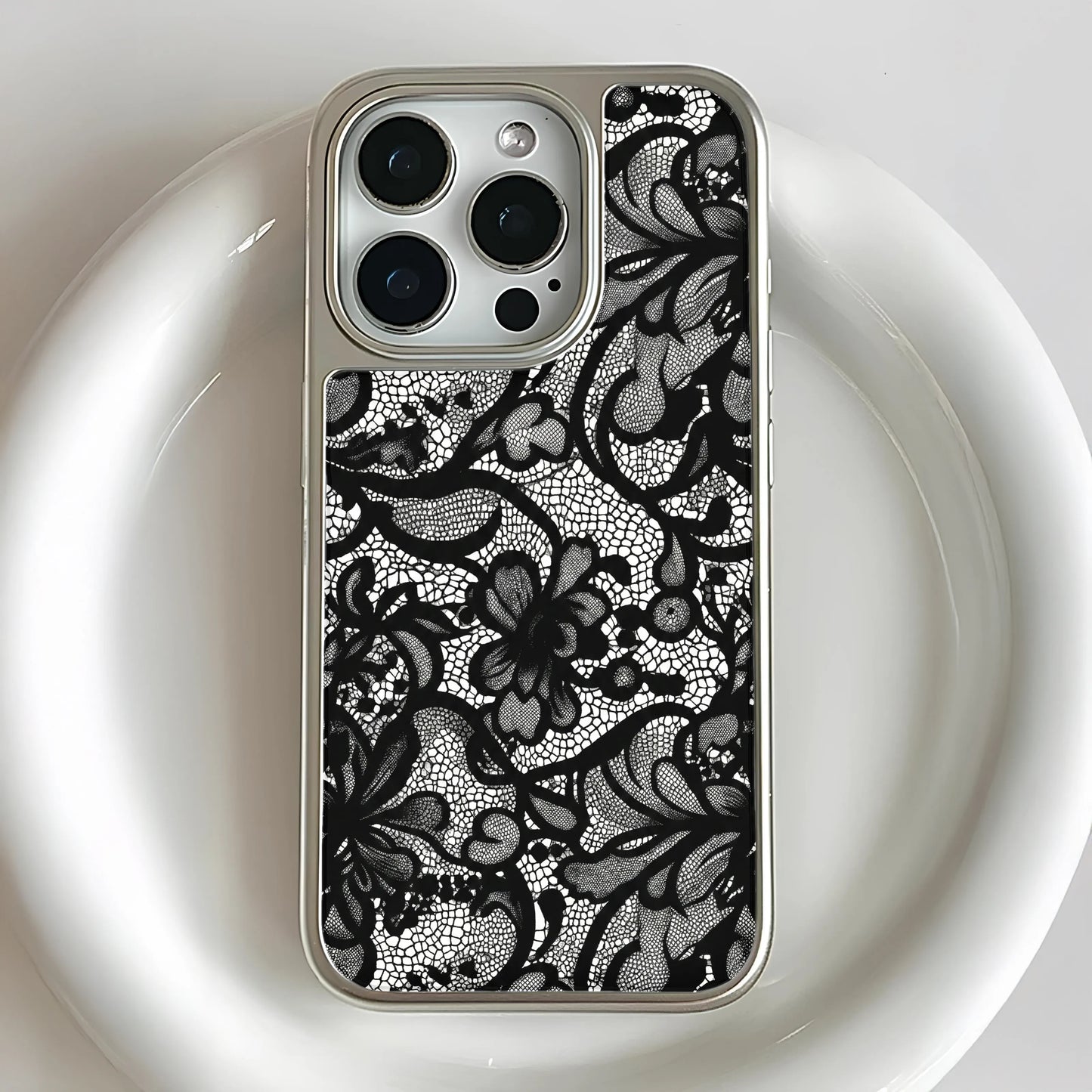 Funda para teléfono con encaje cromado holográfico - Elegante diseño floral negro