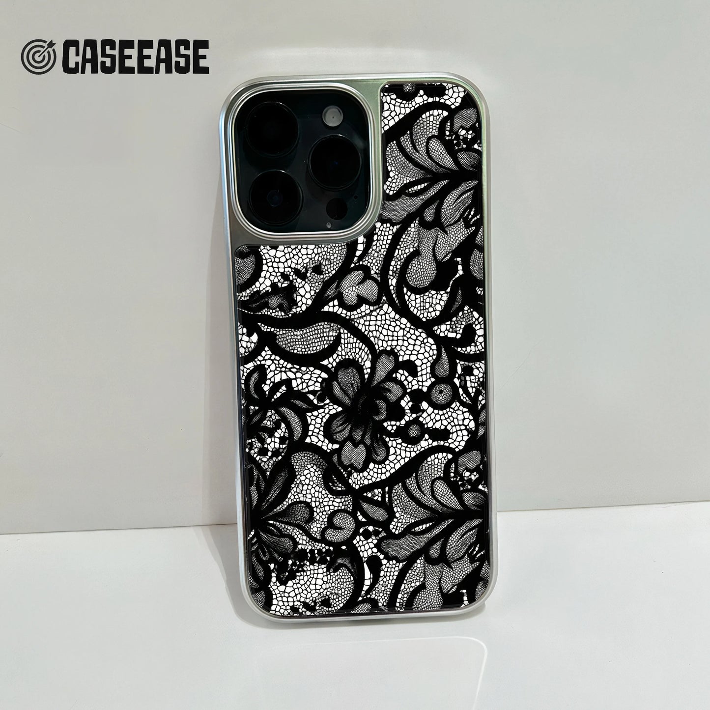 Funda para teléfono con encaje cromado holográfico - Elegante diseño floral negro