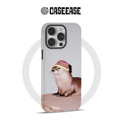 Bonita funda para teléfono con forma de nutria y gorro