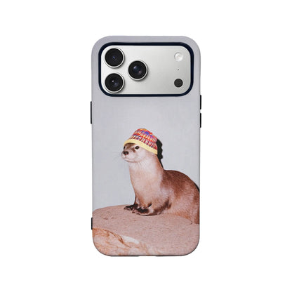 Bonita funda para teléfono con forma de nutria y gorro